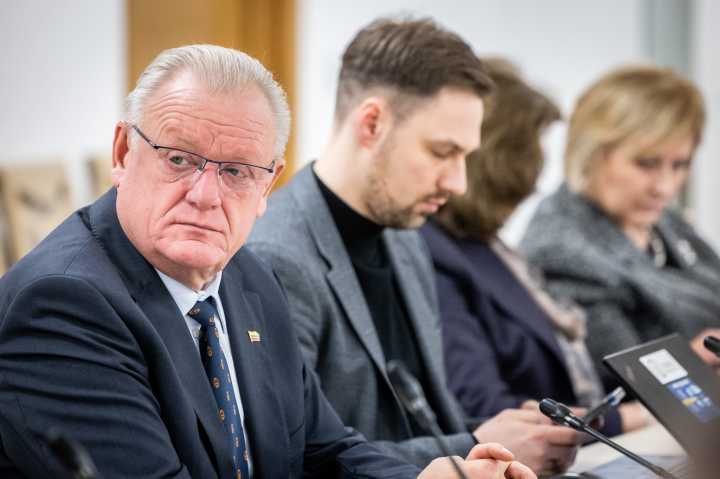 Po LRT tyrimo demokratai kreipėsi į VRK – prašo tirti konservatoriaus Bronislovo Matelio užsakytas publikacijas 