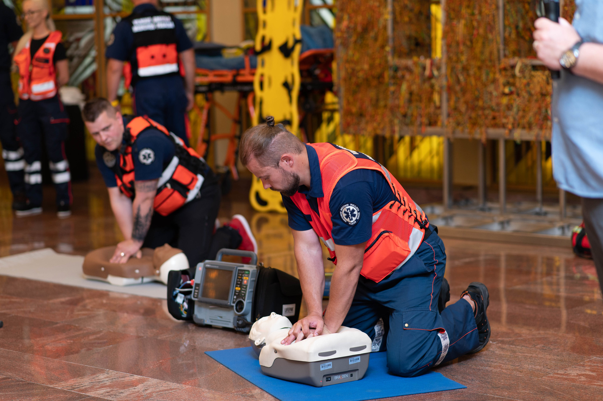 Pirmosios pagalbos darbuotojai: „Lietuvoje gaivinti žmogaus nemoka apie 45% gyventojų, o Skandinavijoje viešai sunegalavę asmenys „ištraukiami“ beveik visada