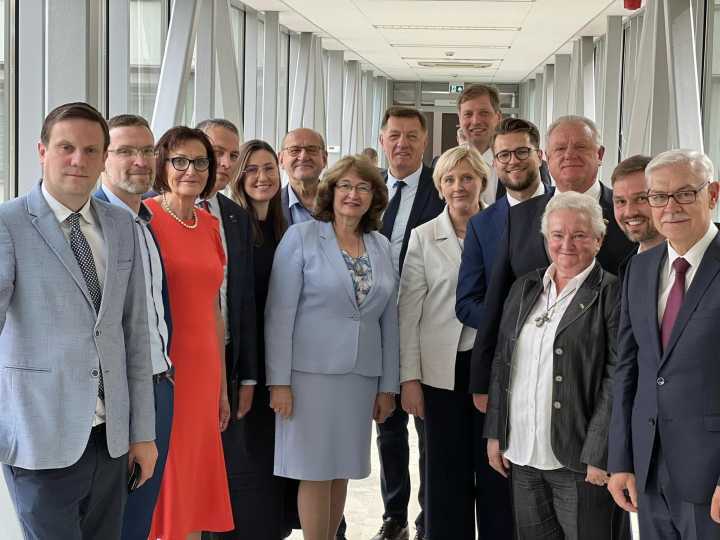 Demokratai „Vardan Lietuvos“ įregistravo rezoliuciją dėl švietimo darbuotojų atlyginimų