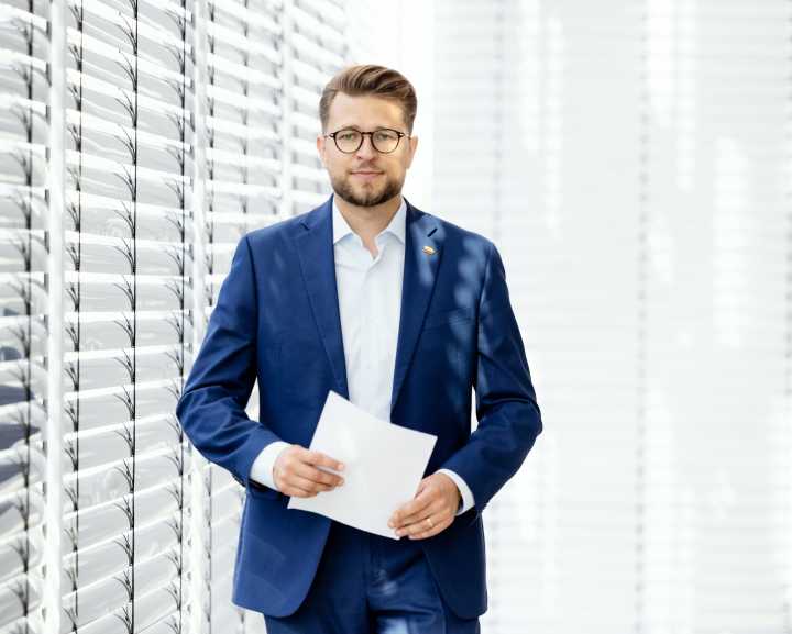 Lukas Savickas: „Labiausiai socialiai pažeidžiama visuomenės dalis gali atsikvėpti: gynybos finansavimo našta guls ne ant jų, o ant bankų pečių“