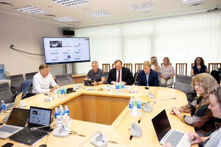 Demokratų frakcijoje lankėsi Vidaus reikalų ministras: kalbėta apie būtinybę užkardyti narkotinių medžiagų vartojimą vaikų ir paauglių tarpe