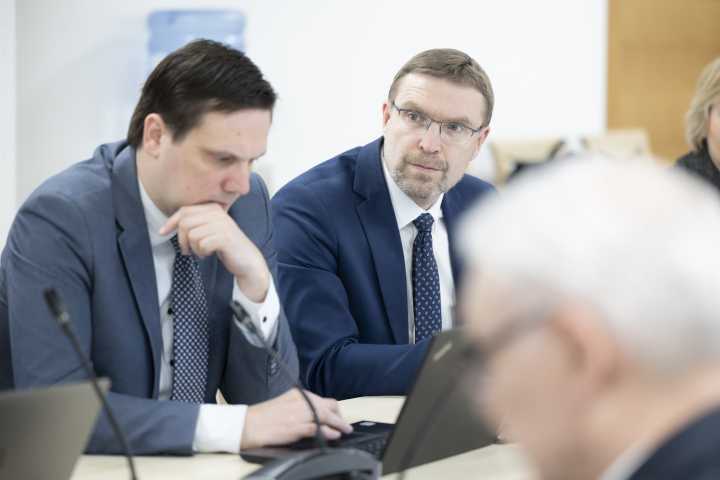 Demokratai siūlo papildomai apmokestinti ypač dideles pajamas