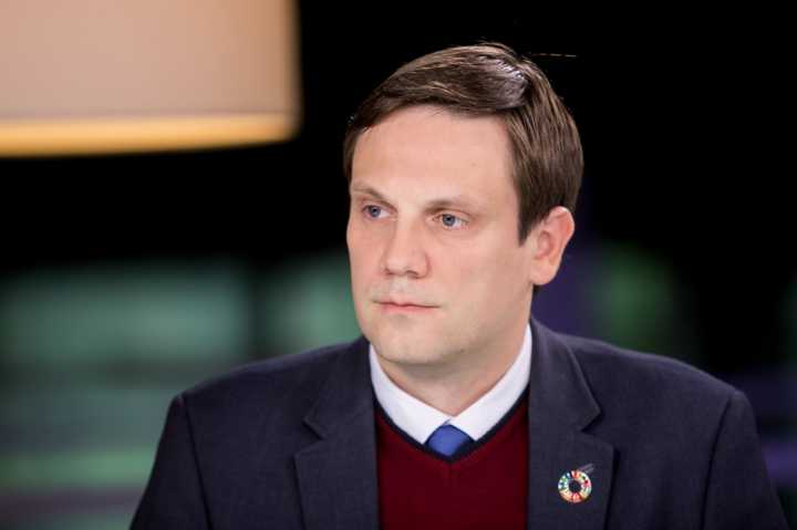 Tomilinas ragina spręsti vaikų ir paauglių rūkymo problemą: „Mūsų vaikai dega, kol mes apsimetame, kad tai pavienių mokyklų problema“