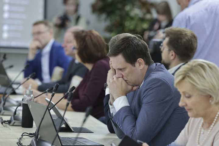 Valdantiesiems „viskas gerai ir gerėja“, o žmonės paliekami vieni su savo problemomis